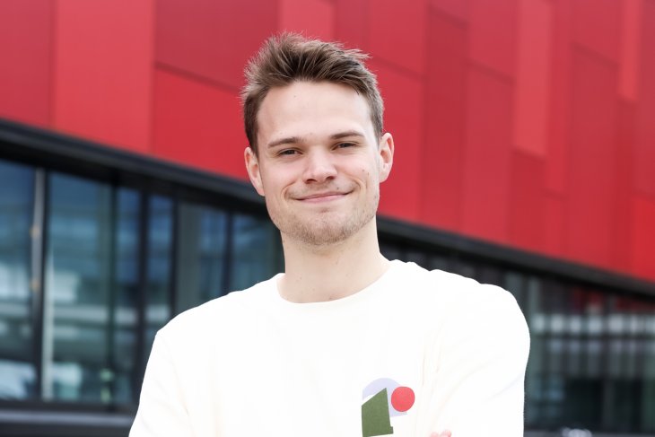 Student Martijn lacht in de camera.