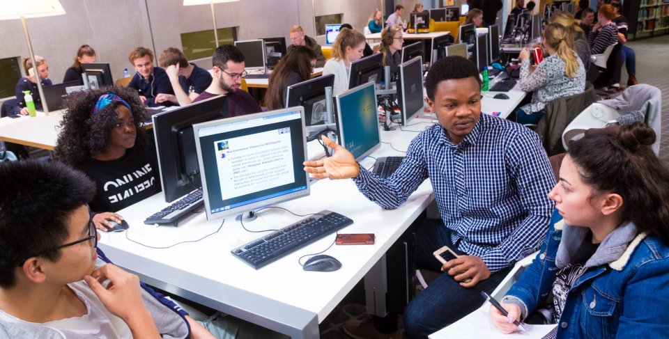 Studenten aan het werk. Foto Gijs van Ouwerkerk