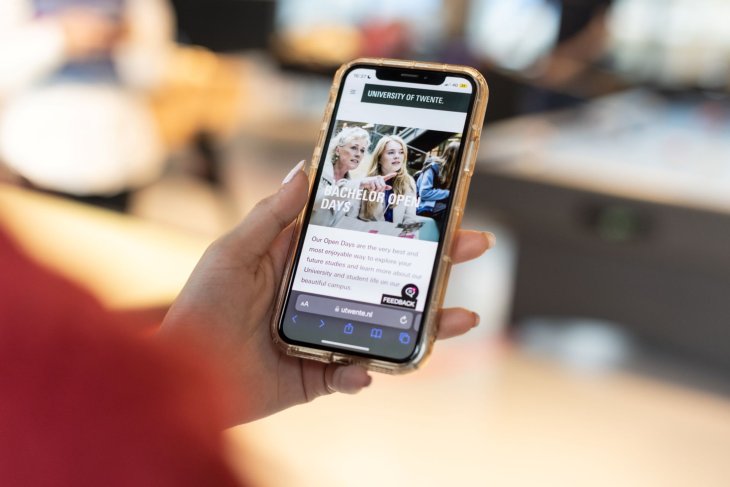 Een telefoon met de Bachelor Open Dagen event page van de Universiteit Twente