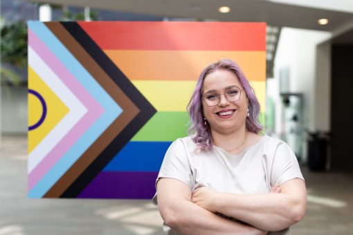 Tessa Dekkers voor Progress Pride-vlag; onderzoekt digitale zorgtechnologie voor mentale gezondheid LHBTI-jongeren