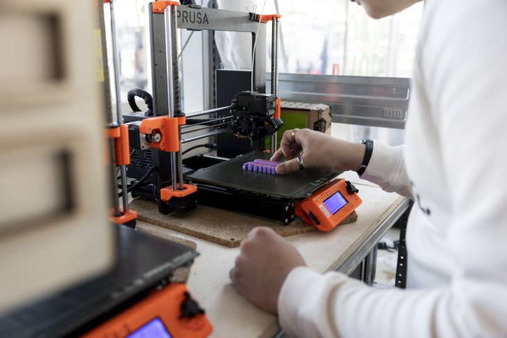 University of Twente student using a 3D-printer