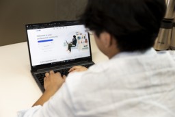 Persoon die een laptop gebruikt met LinkedIn login pagina open.