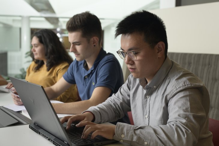 Studenten achter hun laptop
