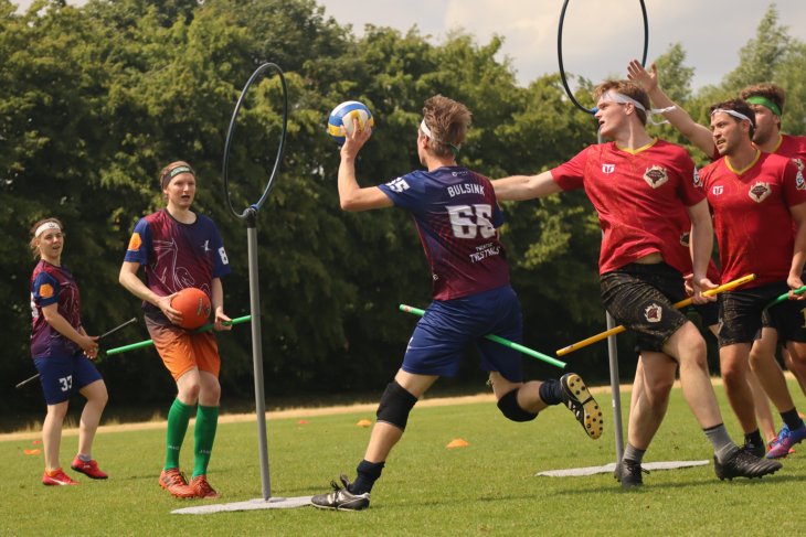Studenten spelen een potje zwerkbal.