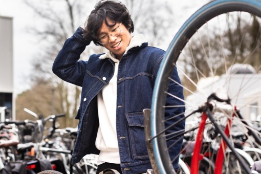Wisang looks at a overturned Swapfiets.