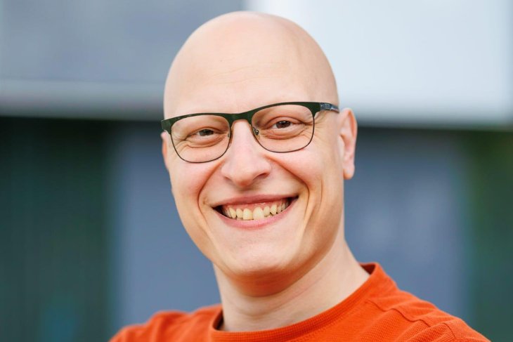 Embedded Systems alumnus Oğuz lacht in de camera.