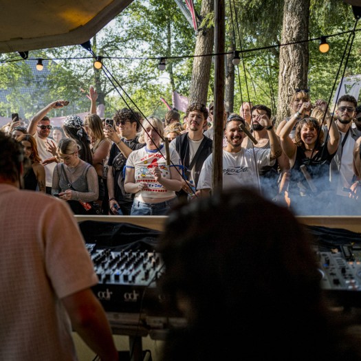 Mensen feesten op een festival in Enschede.