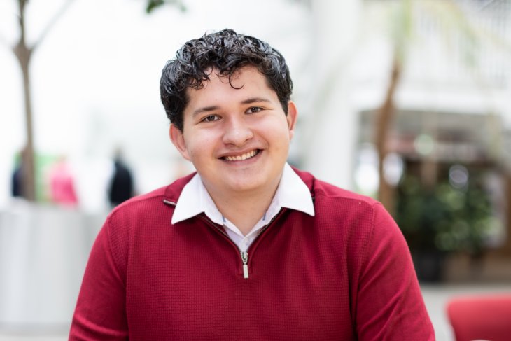 Student Geert lacht in de camera