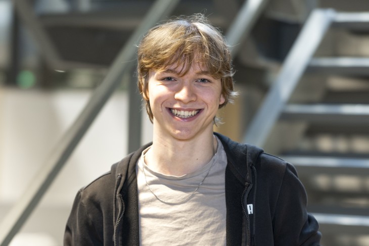 Student Rylan lacht in de camera.