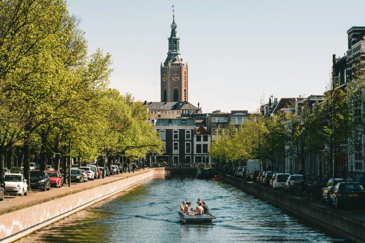 Bootjes op de gracht in Den Haag.