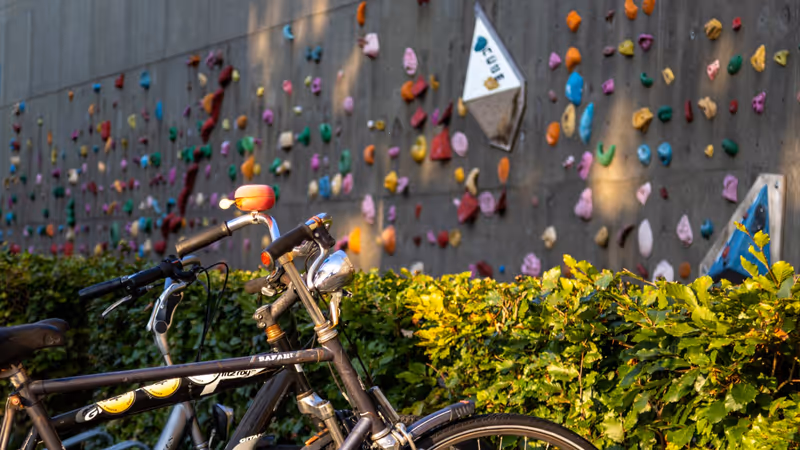 Geparkeerde fiets bij het sportcentrum