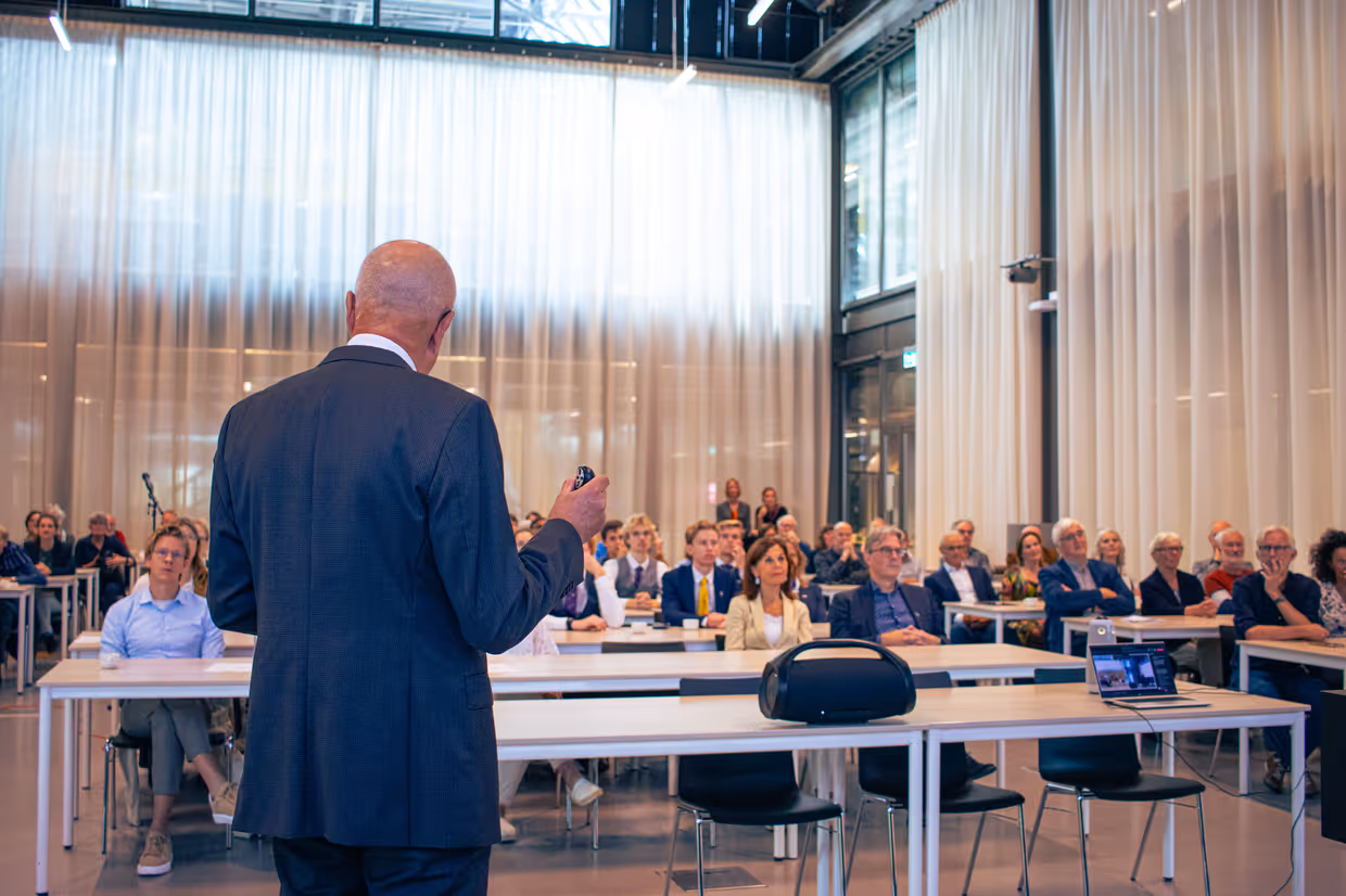 poldeman during lecture and audience