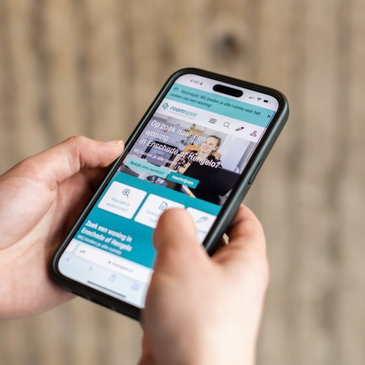 Een student checkt Roomspot op haar telefoon.