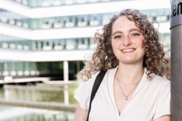 Student Hannah on the campus of the University of Twente