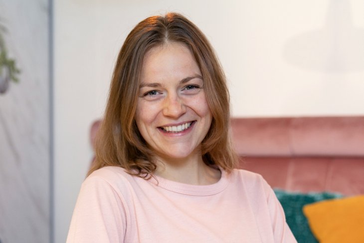 Student Marie lacht in de camera