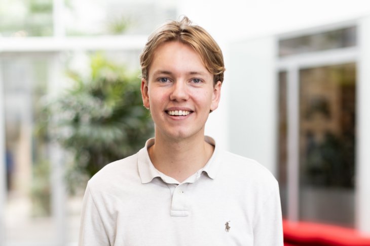 Student Arend lacht in de camera