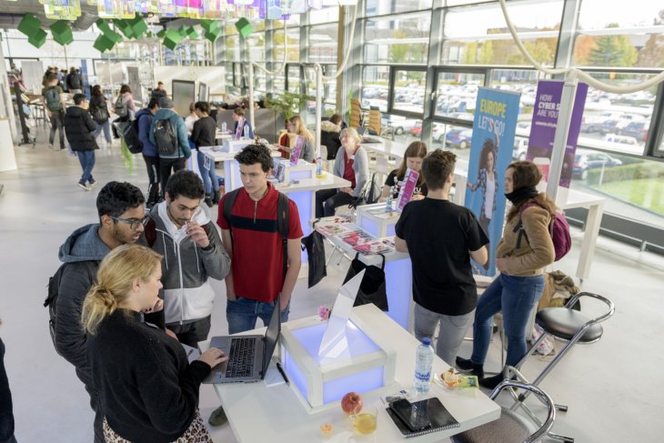 Studenten op een minor beurs.
