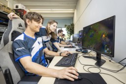 Gamers spelen samen een strategische game, verbeteren samenwerking en cognitieve vaardigheden