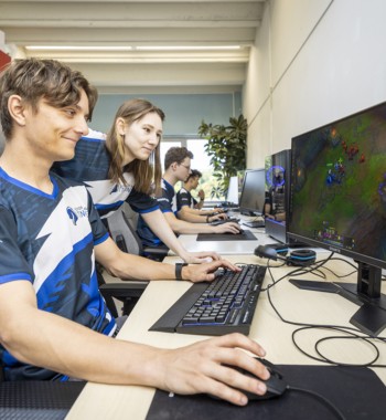 Gamers spelen samen een strategische game, verbeteren samenwerking en cognitieve vaardigheden