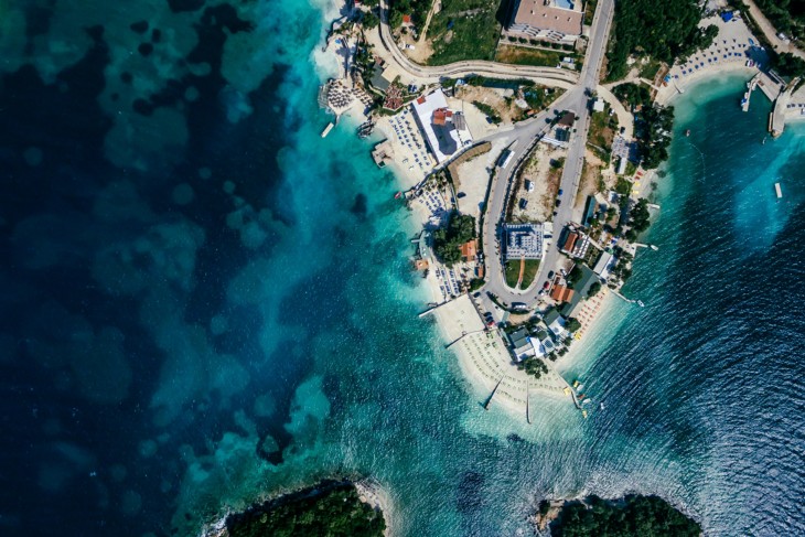 Een luchtfoto van het strand bij Ksamil in Albanië.
