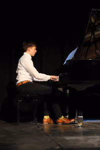 Gavin Speek - piano; Prelude in C-sharp minor - Rachmaninoff