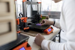 Student aan de Universiteit Twente die werkt met een 3D-printer