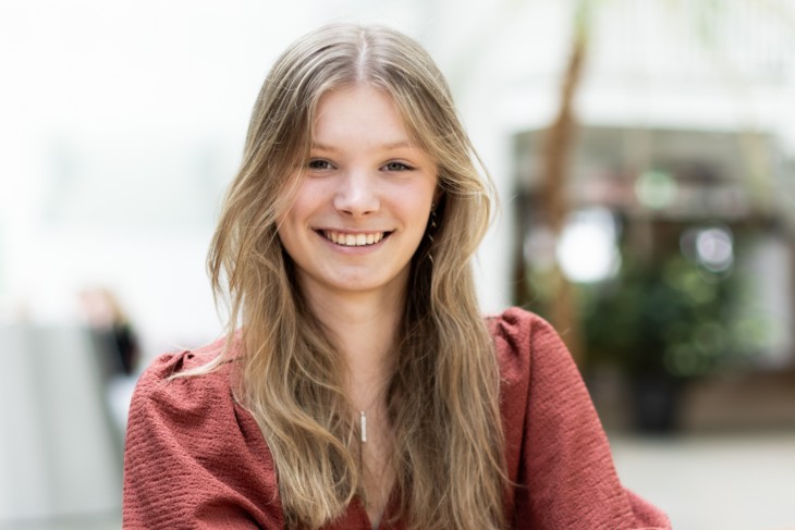 Student May lacht in de camera.