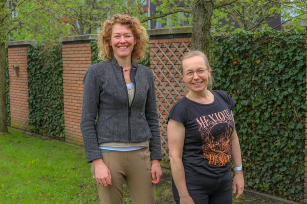 twee personen lachend naar de camera