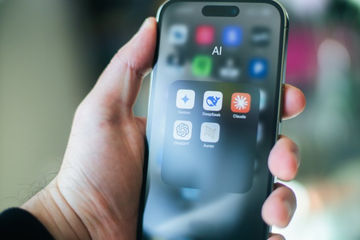 Smartphone met AI-assistenten apps ChatGPT, Gemini, Claude en DeepSeek in gebruik door gebruiker