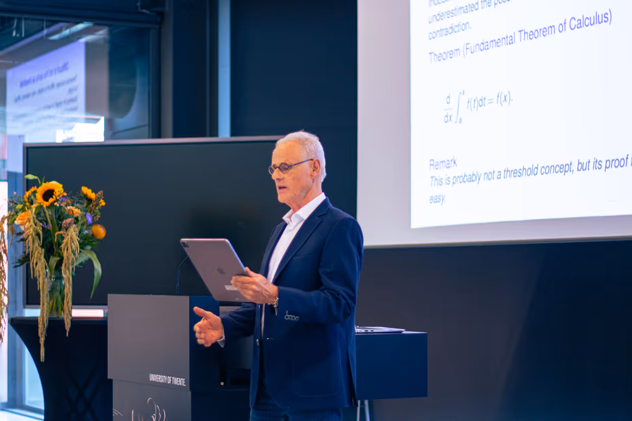 Stephan van Gils, head of DAMUT, interrupting the lecture by singing a mathematical proof.