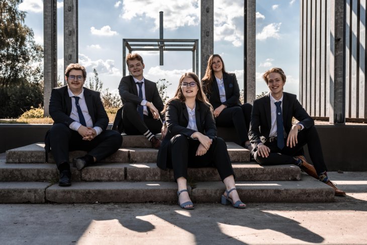 Een oud-bestuur van studievereniging Communiqué van de Universiteit Twente.