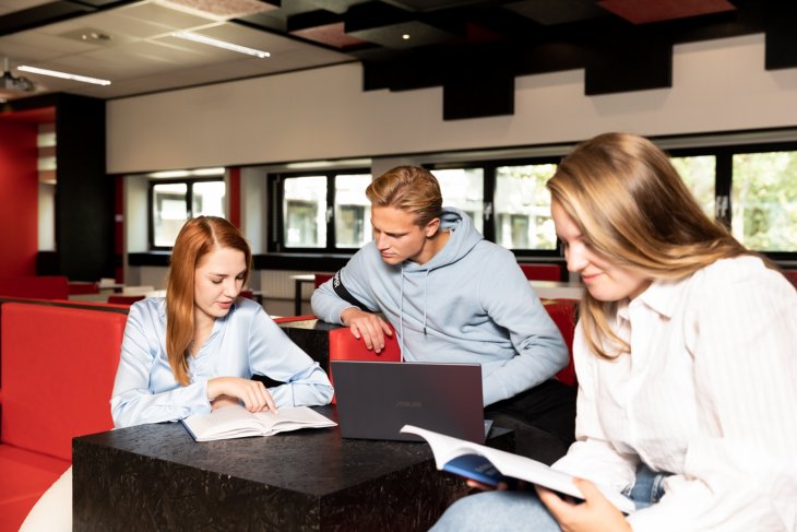 Pre-master studenten in een gezamenlijke studiesessie