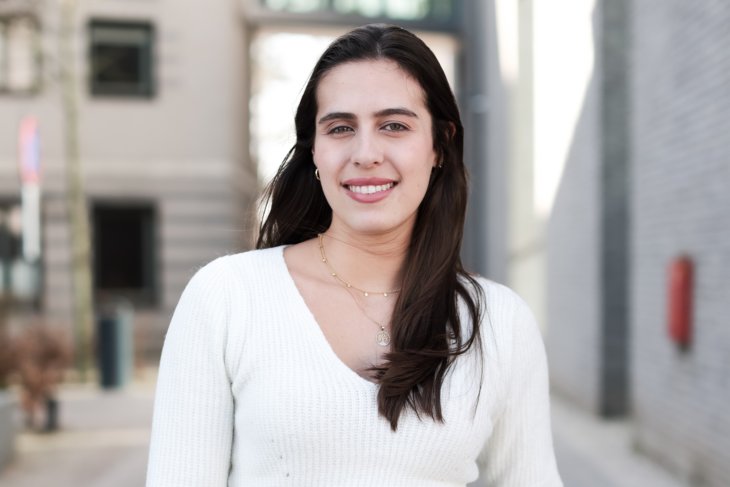 Studente Giovana op de campus van de Universiteit Twente