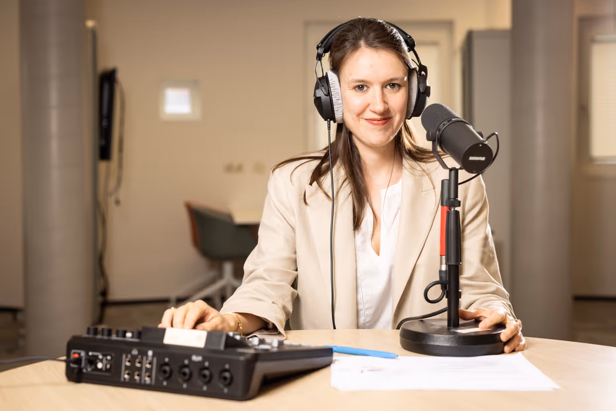 Lara Wöhler with a podcast setup