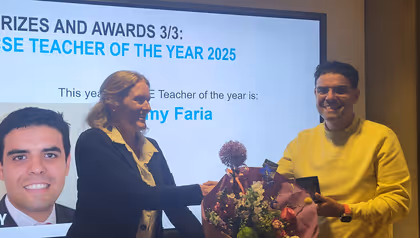 Photo of Leonie en JImmy Faria while he receive s the best teacher award