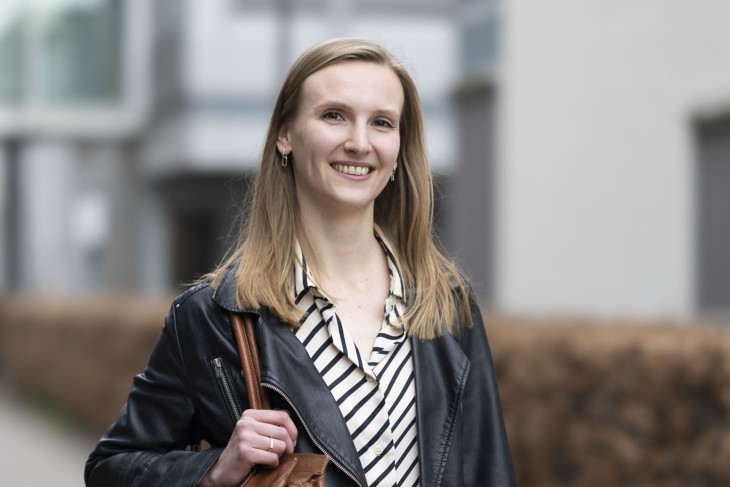 Chemical Science & Engineering alumnus Julia van de Universiteit Twente lacht in de camera.