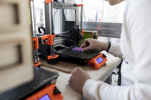 University of Twente student using a 3D-printer
