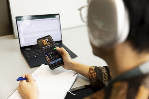 Student of the University of Twente listening to spotify whilst studying