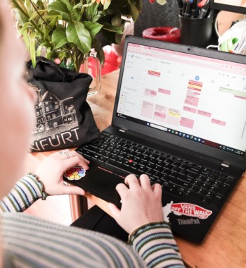A student of the University of Twente sits behind her laptop, looking at her calendar to make a study plan.
