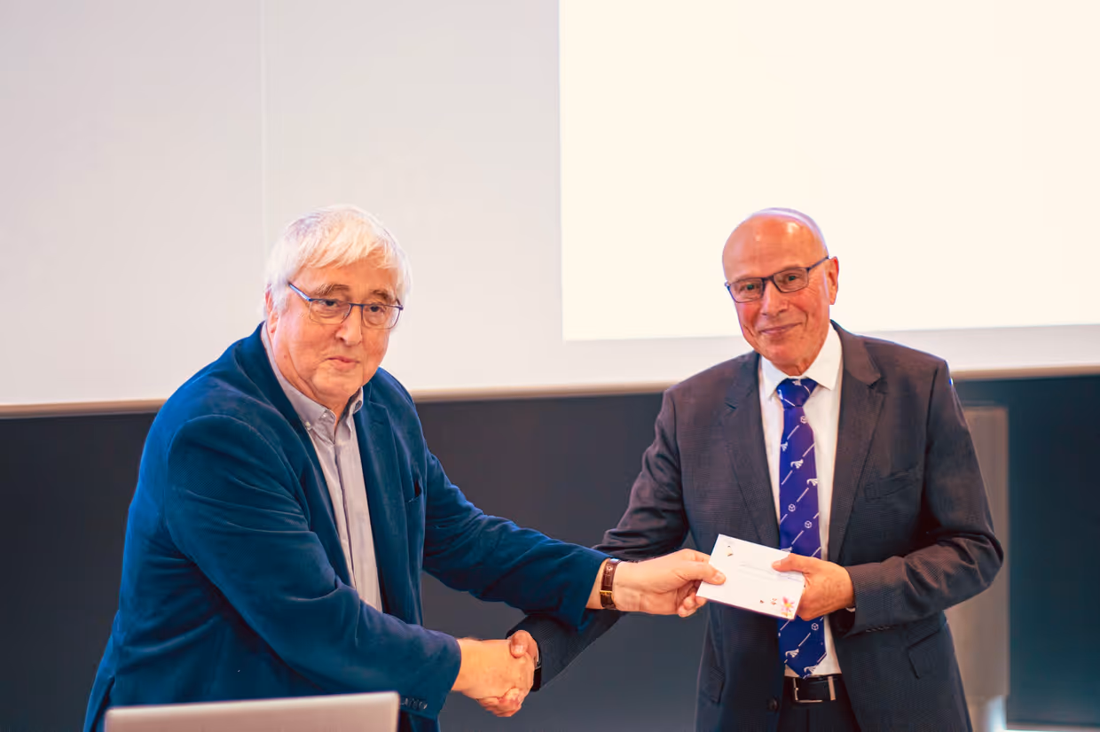 Henk Nijmeijer  (DISC) handing gift to Jan Willem Polderman