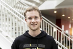 Student Ewout smiles into the camera.