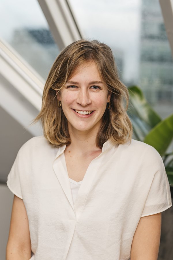 UT alumna kijkt naar iets